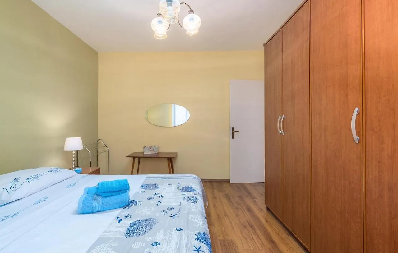 Sveti Lovreč Pazenatički Marinela Korsa With Pool酒店